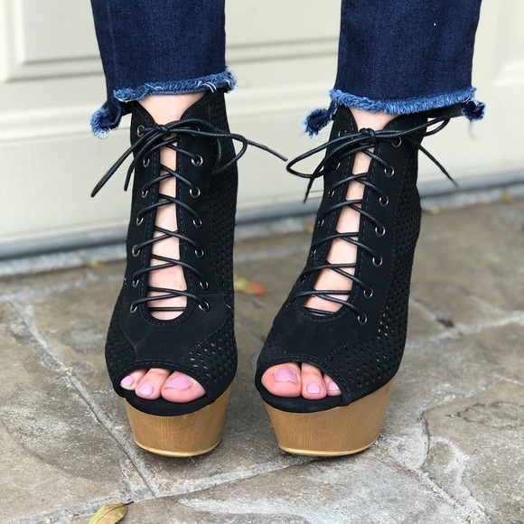 NIB Black Cut Out Lace Up Peep Toe Platform Wedge - Picture 5 of 7